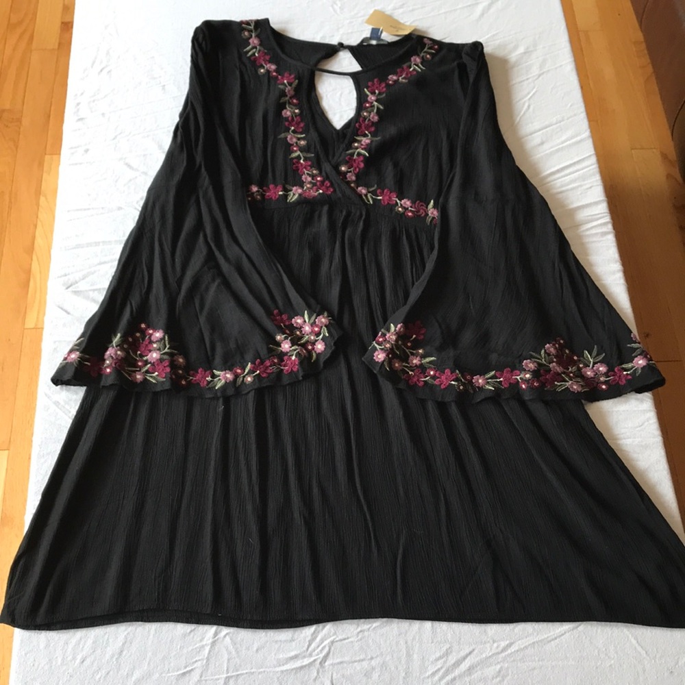 AE bell sleeved embroidered dress XXL